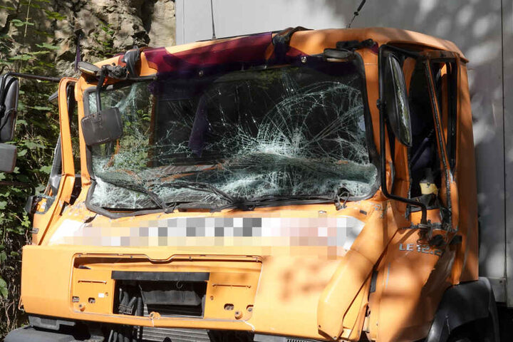 Die Fahrzeugkabine wurde bei dem Unfall stark beschädigt.