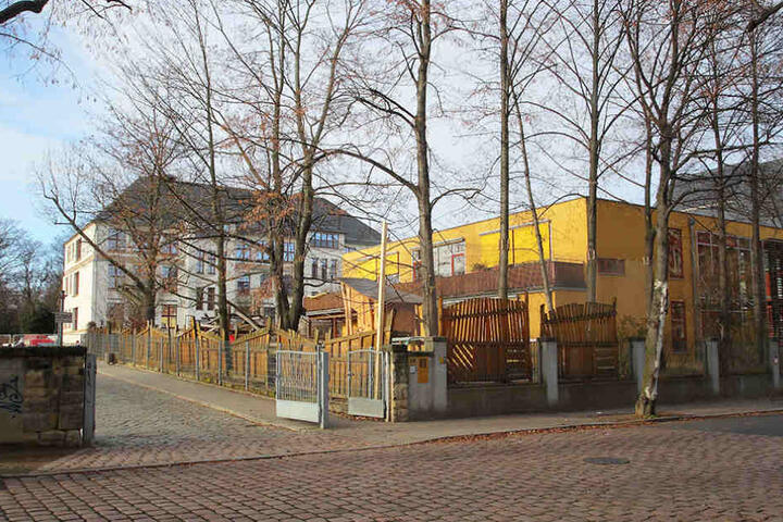 Vor dieser Schule auf der Bünaustraße befummelte sich der 46-Jährige.