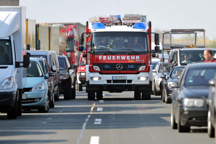 Oftmals haben die Retter Probleme durch die Rettungsgasse zu gelangen.