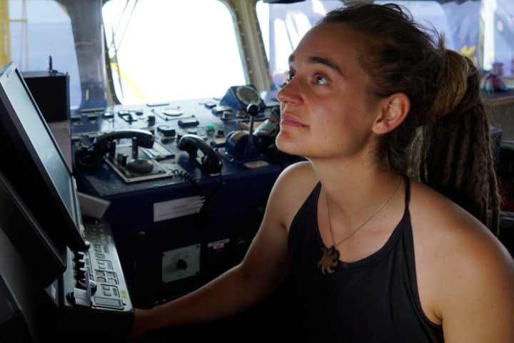 Die Kapitänin schaut an Bord der Sea-Watch-3 auf einen Monitor.