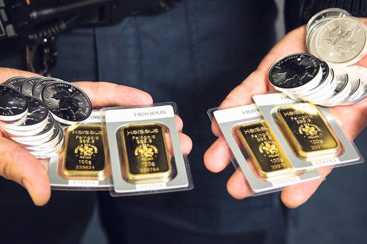 25 Silbermünzen und vier Goldbarren klimperten verheißungsvoll in dem Paket.