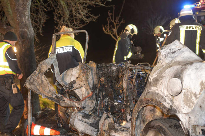 Ein Ersthelfer konnte einen Säugling noch rechtzeitig aus dem brennenden Fahrzeug ziehen. Für die drei anderen Insassen kam jede Hilfe zu spät.