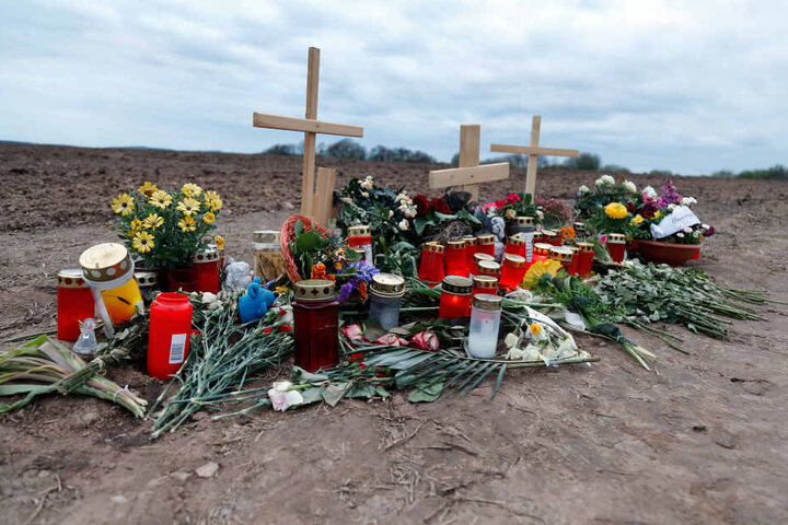 Blumen und Gedenkkreuze auf dem Feld, wo der 38-Jährige tot gefunden wurde.