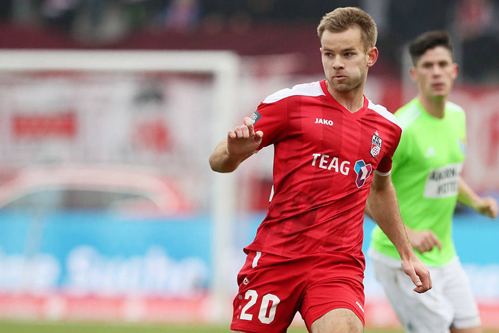 Der Finne Mikko Sumusalo steht vor der Vertragsunterzeichnung beim CFC.