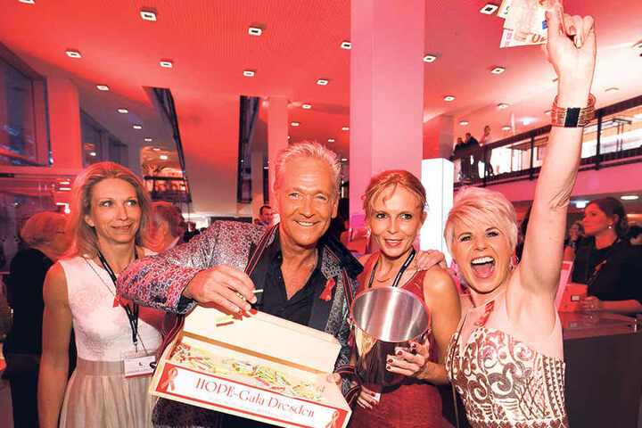 Schlagerstar Olaf Berger (53) und Linda Feller (51, r.)
bringen ruck, zuck ihre Tombola-Lose an die Gäste.