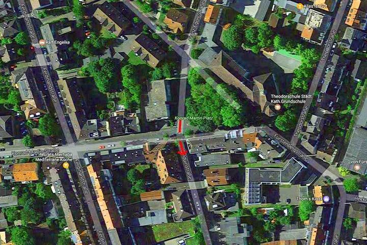 In der Balduinstraße in Paderborn wurde der Rollstuhlfahrer überfallen.