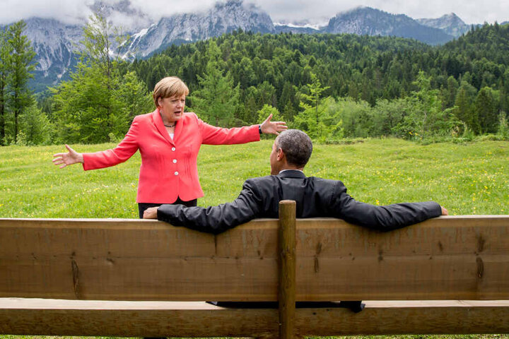 Elmau 2015: Bundeskanzlerin Angela Merkel spricht im Rahmen der G7 Konferenz mit dem damaligen US-Präsidenten Barack Obama. (Archiv)