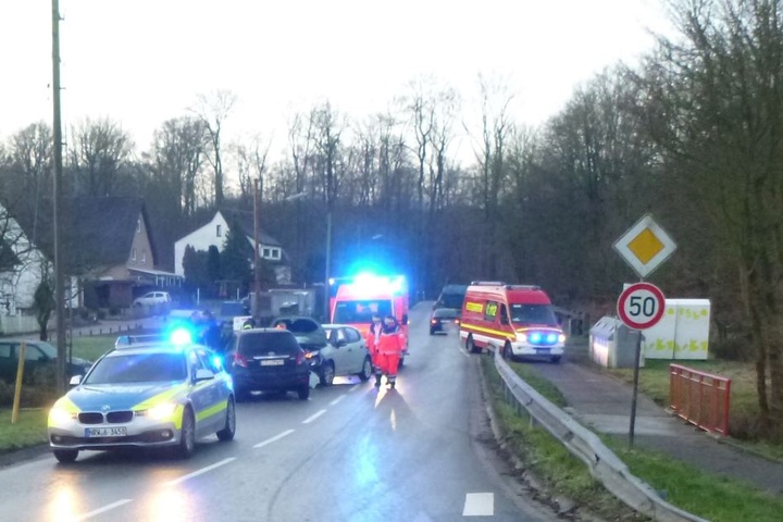 Eine 52-jährige Bielefelderin rutschte mit ihrem Toyota Yaris auf dem Kusenweg in den Gegenverkehr.