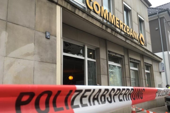 Die Panzerscheiben der Bank zersplitterten durch die Detonation.