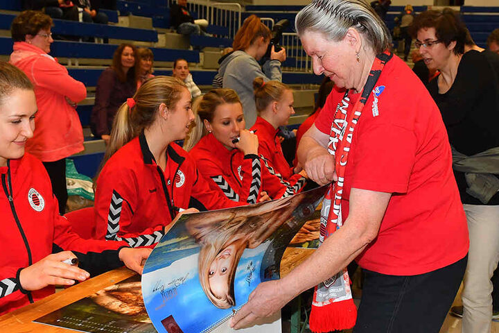 Nach dem Heimsieg gegen Potsdam schrieben (v.l.) Barbara Wezorke, Madison Bugg, Mareen Apitz, Piia Korhonen & Co. für die Fans noch fast eine Stunde fleißig Autogramme auf den neuen DSC-Kalendern.