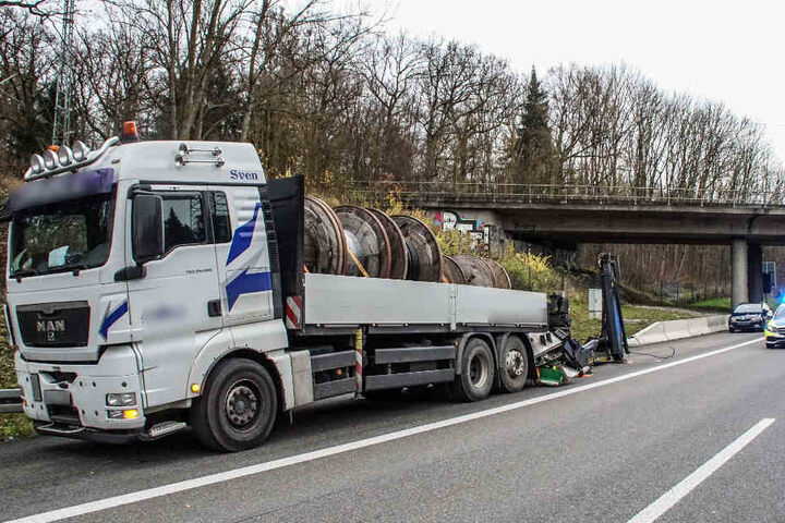 Der Kran am Heck des Lasters war offenbar nicht eingefahren.