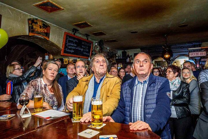 Lange Gesichter bei der Wahlparty der CDU in Dresden.