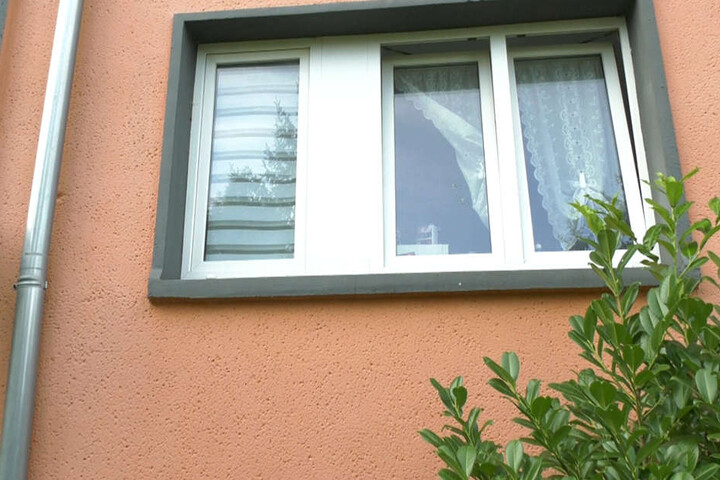 Die Täter schossen auf das Wohnhaus - und trafen bei offensichtlich den 34-Jährigen Bewohner.