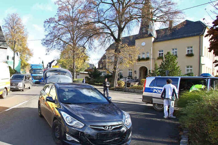 Vor dem Crash mit dem Rathaus, kollidierte der Opel mit dem Hyundai.