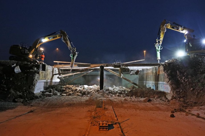 Abbruch-Nacht: Bagger beim Zerlegen der letzten Olzmanntunnel-Brücke in Zwickau.