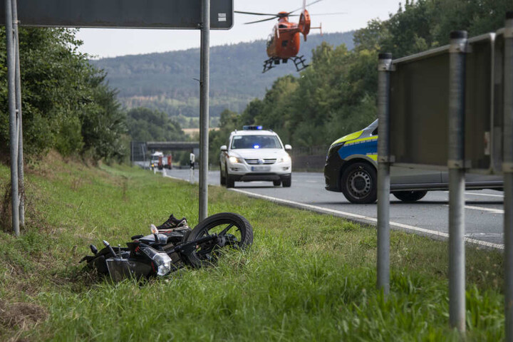 Das Motorrad landete auf dem Grünstreifen.