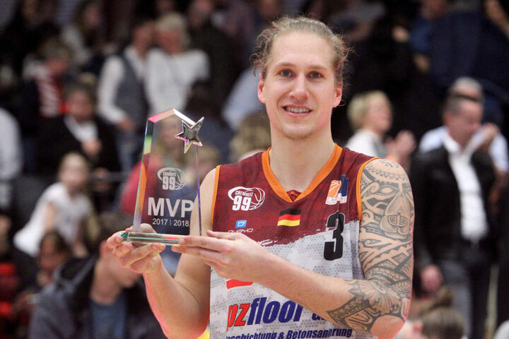 Er war der Beste aller Niners-Akteure! Malte Ziegenhagen mit der MVP-Trophäe für die Saison 2017/18.