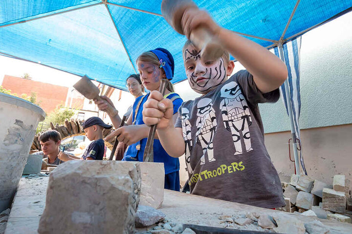 Mitmachen und Geduld lernen: Bruno (5) versucht sich als Steinmetz.