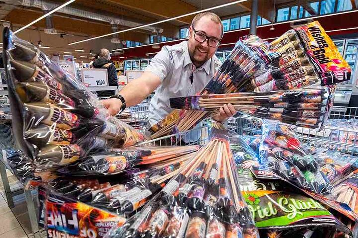 Verkaufsstart von Feuerwerksraketen und Böllern in Chemnitz. Auch im Rewe an der Limbacher Straße wartet ein großes Sortiment, so Marktleiter Marcel Claus (28).