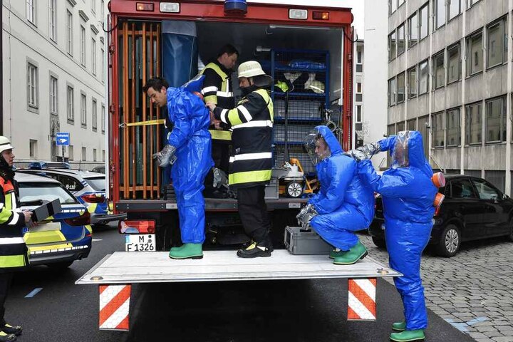 Nachdem ein Dekontaminationsplatz aufgebaut wurde, konnten die sechs Betroffenen ausgeschleust werden.