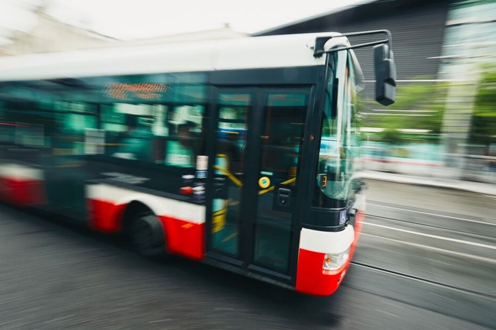 Der Busfahrer soll weiter gefahren sein, obwohl die Scheibe bereits beschädigt war. (Symbolbild)