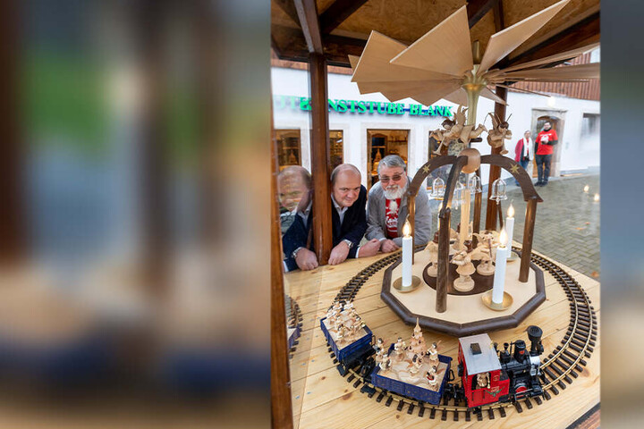 Eine Bimmelbahn mit Holzengeln umrundet die Pyramide. Darüber freuen sich Uwe Blank (56) und Ulrich Franke (63, r.).