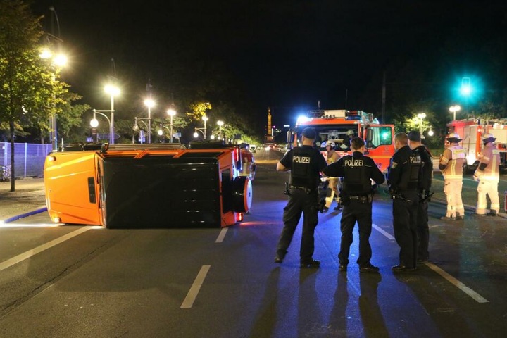 Auf der Straße des 17. Juni verlor der 29-jährige Fahrer die Kontrolle.