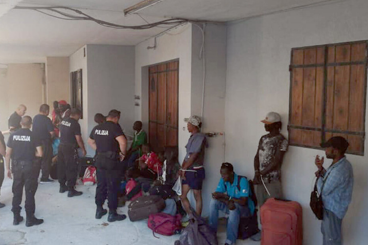 Nach einer Razzia am Mittwoch in dem Ort Marsa erklärte die Planungsbehörde der Insel, die Migranten hätten unter "unmenschlichen Bedingungen" gehaust.