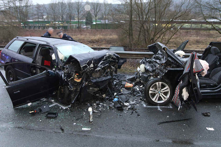 Die Wagen seien zwischen Finnentrop und Lenhausen (Kreis Olpe) zusammengestoßen.