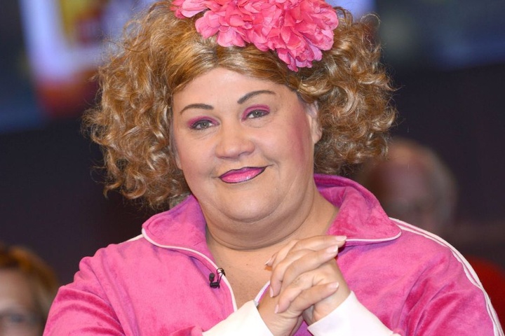 So kennen und lieben sie viele: Die Kunstfigur Cindy von Marzahn in ihrem pinken Jogginganzug.