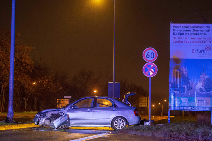 Das Auto war gegen den Mast gekracht und blieb auf der Straße stehen.
