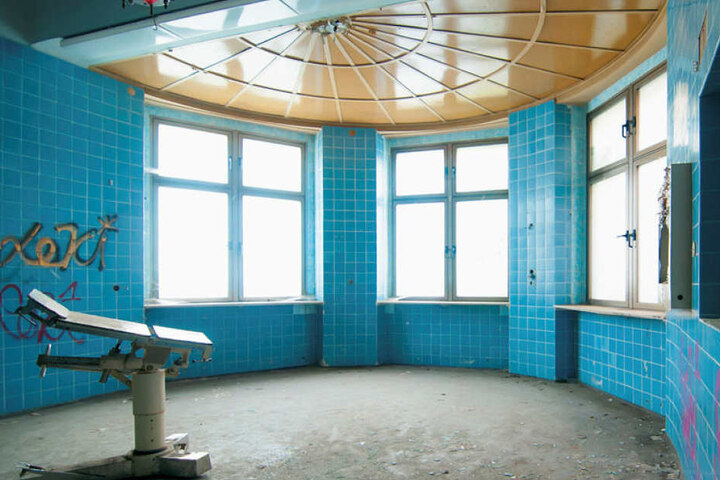 Das war mal ein OP-Saal im alten Landeskrankenhaus Meißen-Cölln, das im 19. Jahrhundert errichtet wurde und nun leer steht.