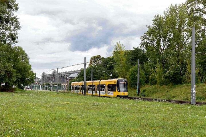 Auf der Fläche hinter den Straßenbahn-Gleisen soll das Fernbus-Terminal gebaut werden.