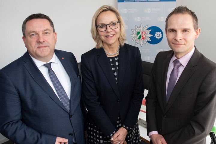 Landrat Axel Lehmann, Margit Picker,die neue Abteilungsleiterin der Polizei, und Matthias Brand, neuer Leiter der Direktion K, stehen zusammen.