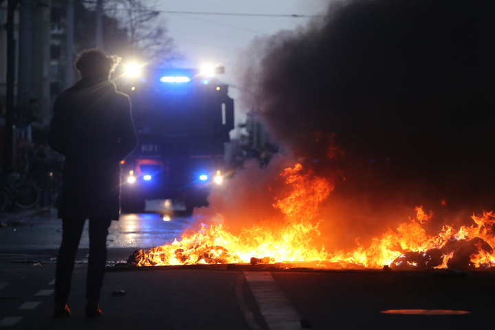 Die linksautonomen Randalierer warfen Steine und zündeten wie hier Barrikaden auf der Karl-Liebknecht-Straße an.