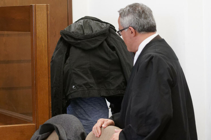 Einer der Angeklagten (links) am Donnerstag im Gericht in Köln.