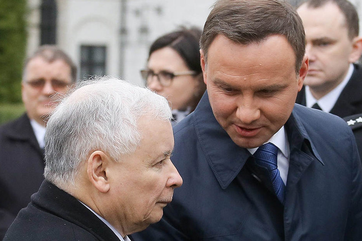 Der polnische Präsident Andrzej Duda (r) spricht zum Vorsitzenden der nationalkonservativen Partei für Recht und Gerechtigkeit (PiS), Jaroslaw Kaczynski.