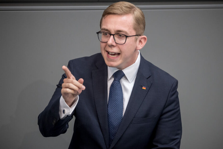 Philipp Amthor spricht im Plenum im Bundestag.