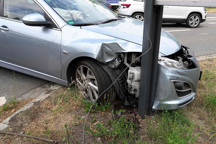 Bei dem Unfall wurden zwei Personen verletzt.