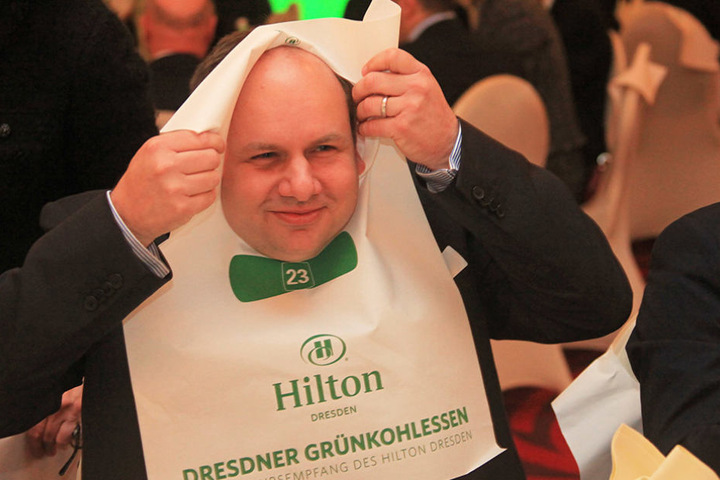 OB Dirk Hilbert (45) bindet sich das Grünkohl-Lätzchen um.