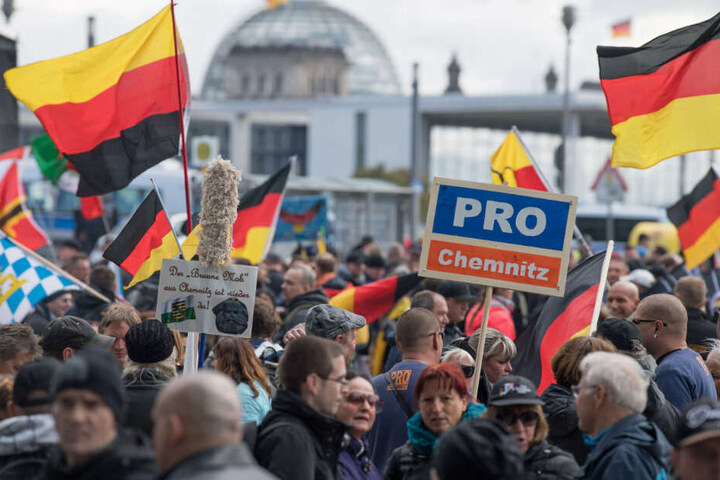 Teilnehmer der rechtspopulistischen Demo verlassen sich vor dem Hauptbahnhof.