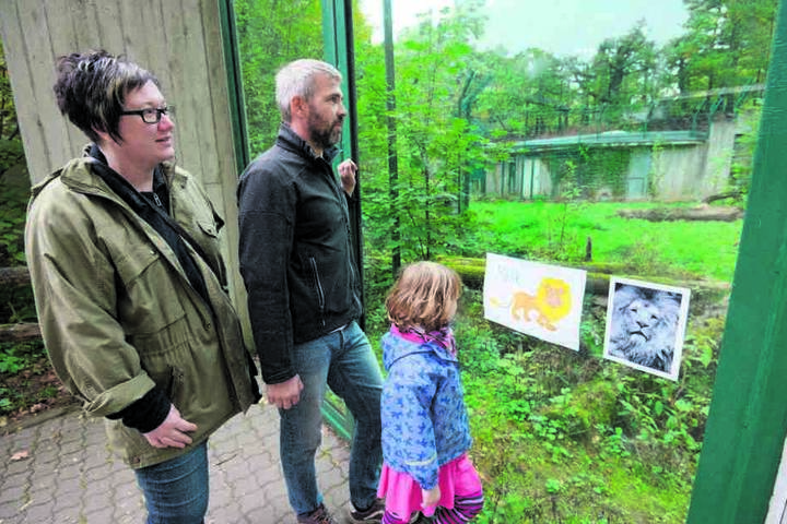 Jacqueline (40, l.), Marlene (5) und Matthias Klose (38) hätten sich eine Beisetzung des Löwen Maliks (†14) gewünscht.