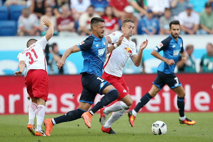 Hoffenheims Sandro Wagner (l) und Leipzigs Stefan Ilsanker kämpfen um den Ball.