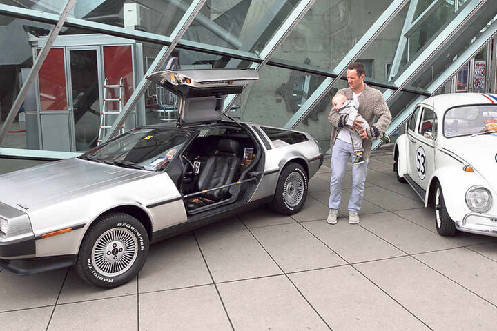 „Zurück in die Zukunft“
mit einem echten DeLorean
- die Filmautos
vorm UFA-Kristallpalast
zogen die Blicke auf sich.