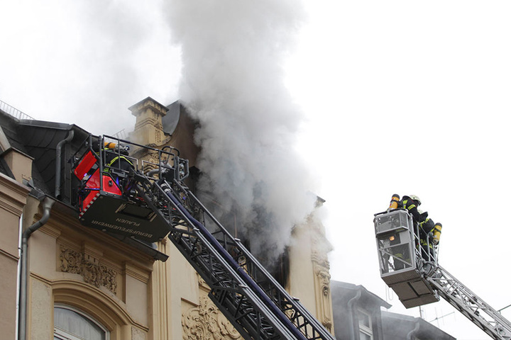 Über eine Drehleiter versuchte die Feuerwehr, die Flammen von außen zu löschen. Für zwei Menschen kam jede Hilfe zu spät.