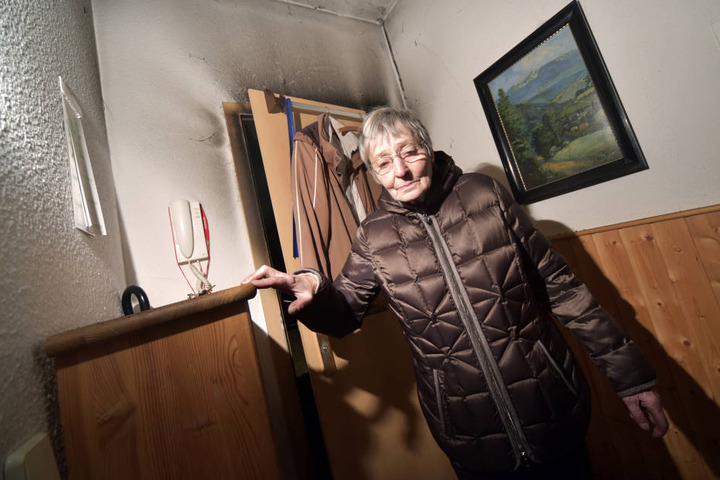 Die Flammen haben deutliche Spuren hinterlassen: Ute Hain (74) in ihrer Wohnung im ersten Stock.