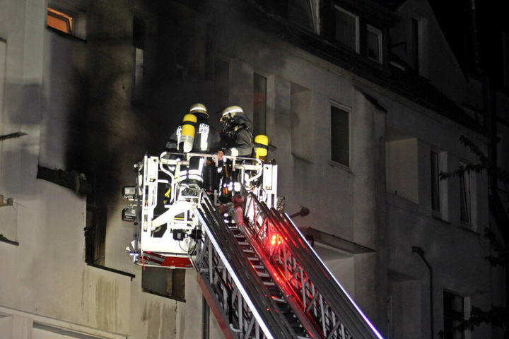 Die Feuerwehr ist bei einem Brand in einem Wohnhaus im Einsatz.