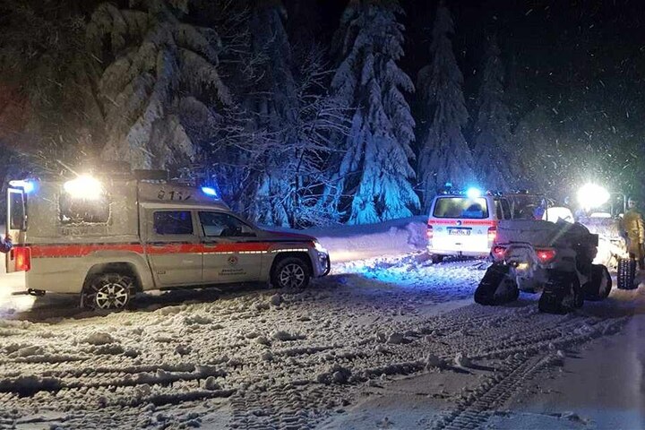 In Oberwiesenthal musste die Bergwacht mit schwerer Technik ausrücken, um sechs Wanderer aus dem Tiefschnee zu befreien.