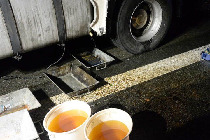 Bei dem Zusammenstoß liefen mehrere hundert Liter Diesel aus.