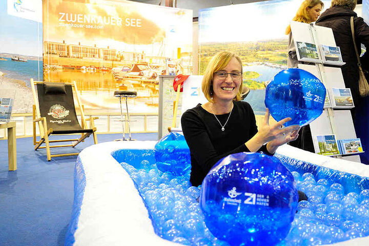 Daniela Volz (43) wirbt auf der Messe "Reisen & Caravaning" für das Neuseenland bei Leipzig sogar im Bällebad.
